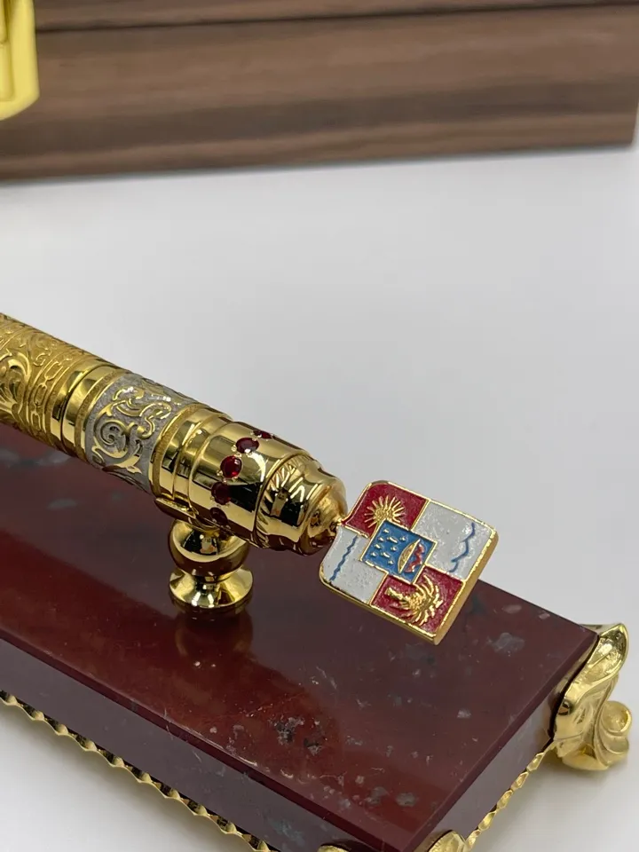 Ручка шариковая на подставке, золото 999